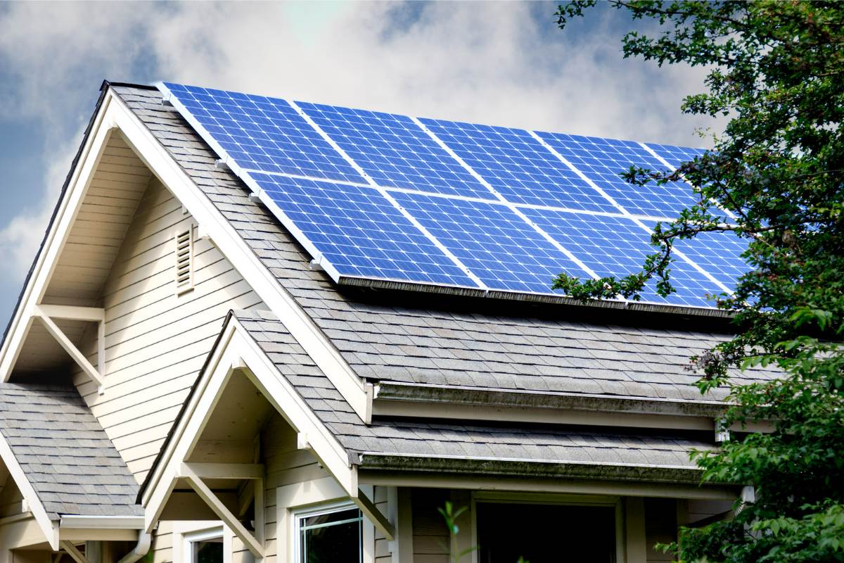 House with solar panels in Oregon